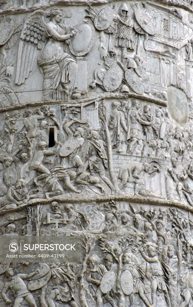 ARTE ROMANO. ITALIA. COLUMNA TRAJANA, erigida en el 113 para conmemorar la victoria del emperador sobre los Dacios (101-106). Detalle de los RELIEVES. FORO DE TRAJANO. ROMA.