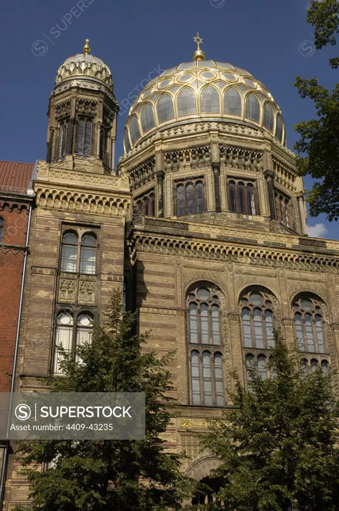 Germany. Berlin. New Synagogue (Neue Synagoge). Built in 1859-66 by German architects Eduard Knoblauch (1801-1865) and, after his death by Friedrich August Stuler (1800-1865). It was destroyed by the Nazis during the World War II and reconstructed between 1988-1991 by Bernhard Leisering(1951-2012). Dome with gilded ribs and crowned byt the Star of David.