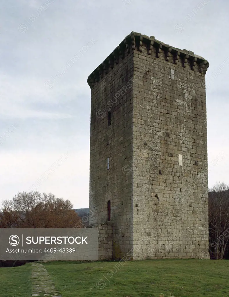 GALICIA. PORQUEIRA. Vista general del TORREON DE A FORXA, antigua torre de vigilancia construida entre los s. XI y XII, que recuerda la existencia de una vieja línea defensiva con Portugal. Provincia de Ourense. España.