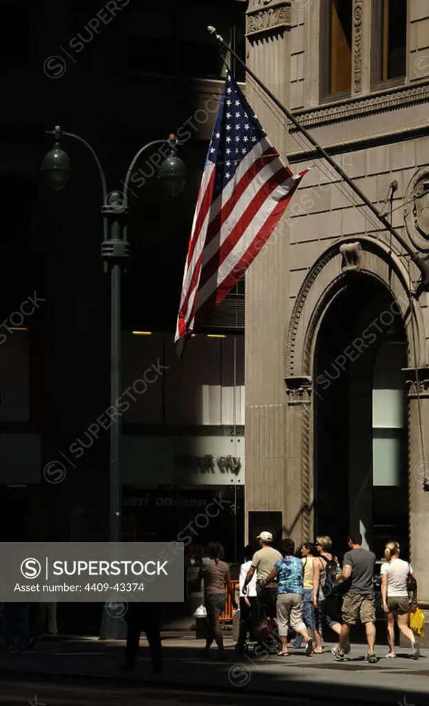 American flag. Five Avenue. New York. United States.