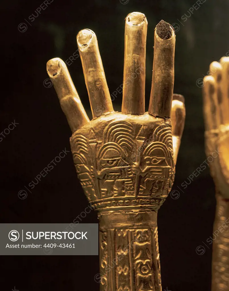 PRE-COLUMBIAN ART. Gold ceremonial hand belonging to the Chimu culture which is found from the Tumbes River south of Ecuador, to the Rio Chillon, on the central coast of Peru, between 1200 and 1400. Gold Museum of Peru. Lima.
