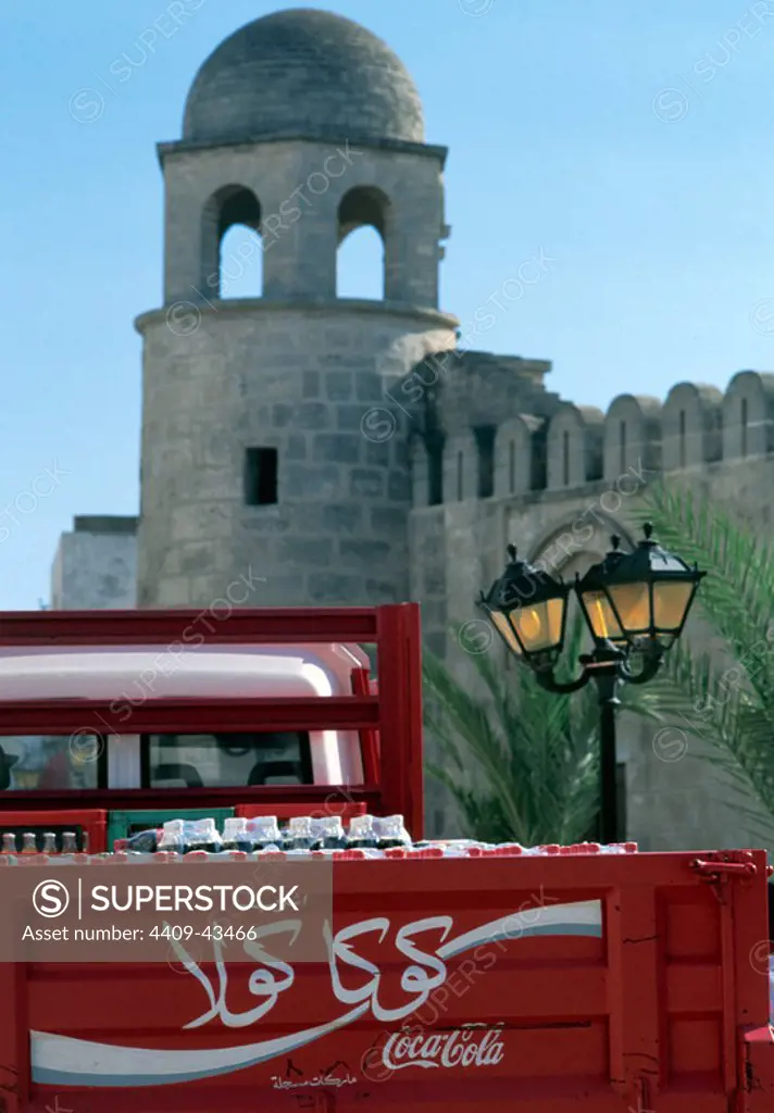 Publicidad en árabe de la marca "COCA-COLA" en un camión de transporte de esta bebida. Sousse (Susa). Túnez. El Sahel.