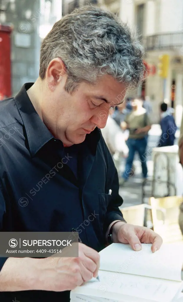 Quim Monzo (1952). Catalan writer. Portrait. Signing books. Photography of 2002.