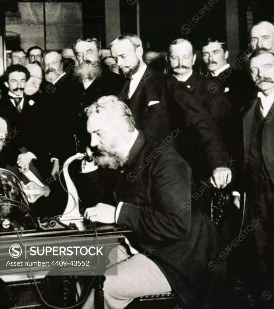 BELL, Alexander Graham (Edimburgo,1847-Baddeck, 1922). Físico e inventor estadounidense. En 1876 presentó un aparato sobre la transmisión de sonido por medio de corriente eléctrica, preámbulo del moderno teléfono. Fotografía en la que GRAHAM BELL establece una conferencia entre Nueva York y Chicago (1892) .