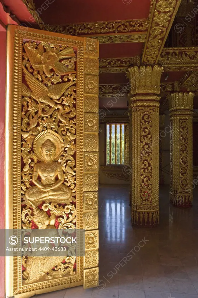 MUSEO NACIONAL. Antiguo Palacio Real, construído a principios del siglo XX. Vista parcial del INTERIOR DE LA SALA PHA BANG. LUANG PRABANG (Patrimonio de la Humanidad). Laos.