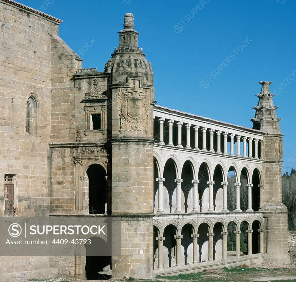 ARTE GOTICO. ESPAÑA. CONVENTO DE SAN BENITO. Construído en el S. XVI, es una mezcla entre los estilos gótico y renacentista. Alcántara. Provincia de Cáceres. Extremadura.