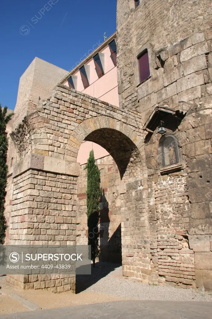 Roman Art. Ruins ot the roman wall and two arches from the aqueduct which carried water into the Barcino city (late 1st century BC). Square "Nova". Barcelona. Catalonia. Spain. Europe.