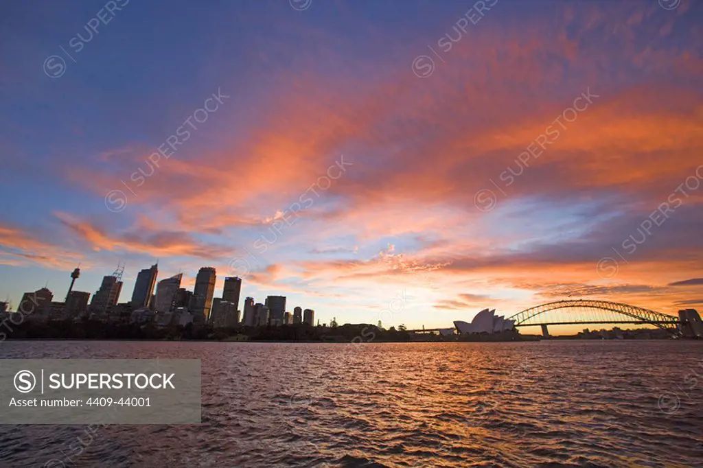 Panorámica de la ciudad al ATARDECER con el HARBOUR BRIDGE y el TEATRO DE LA OPERA (OPERA HOUSE). SYDNEY. Nueva Gales del Sur.