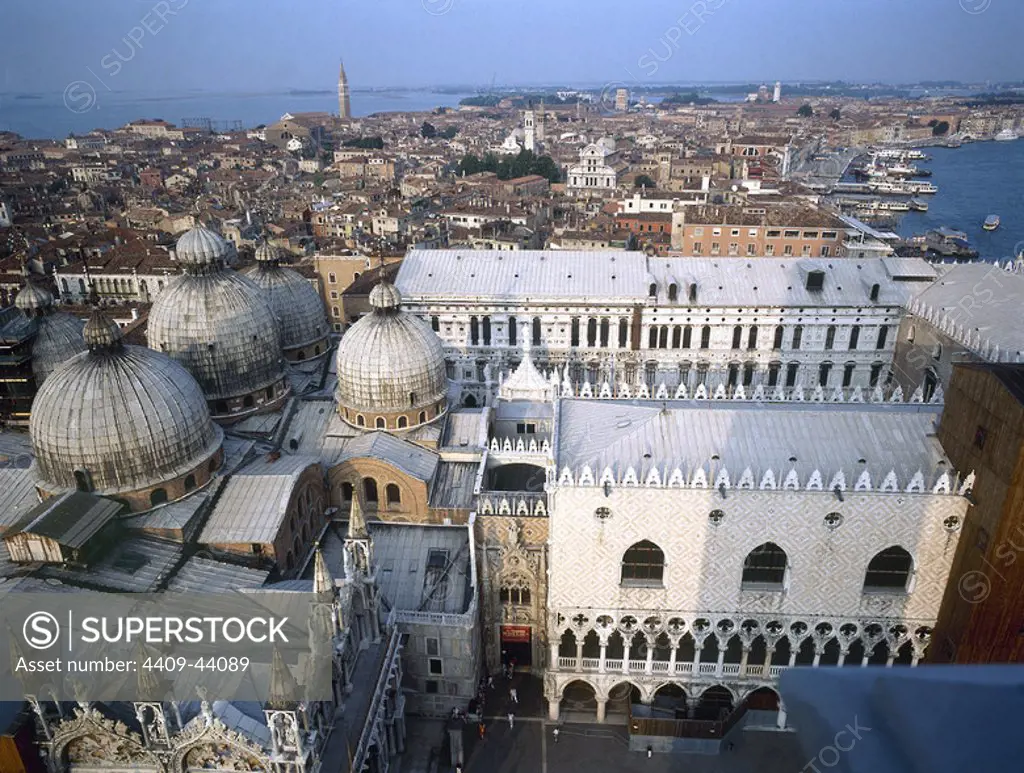 ITALIA. VENECIA. Vista general de la ciudad. En primer término el PALACIO DUCAL, proyectado por A. Rizzo (1430-1499) y la CATEDRAL DE SAN MARCOS (1094) .