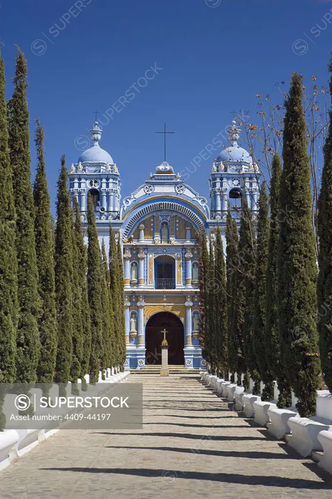 Mexico. Ocotlan de Morelos. Temple and Ex-Convent of Santo Domingo de Guzman (18th and 19th centuries). Atrium and facade.