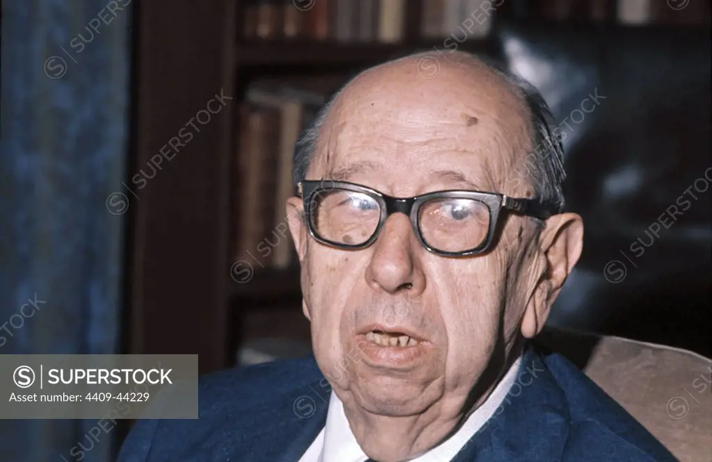 Gil-Robles y QuiO`ones, JosE` MarI`a (1889-1980). Spanish politician. He formed a coalition of rightist parties: the CEDA (Spanish Confederation of the Autonomous Right).