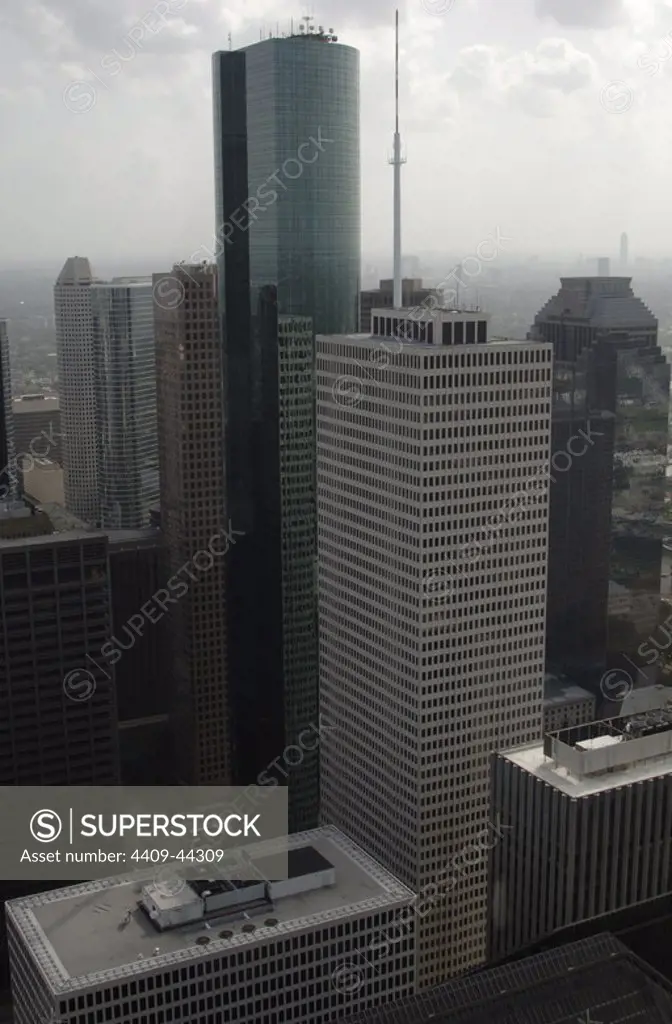 ESTADOS UNIDOS. HOUSTON. Panorámica del centro de la ciudad. En primer término, el ONE SHELL PLAZA, rascacielos con fachada de mármol, ubicado en el complejo "Shell Plaza Towers". Vista desde el mirador del piso 60 de la "JP Morgan Chase Tower". Estado de Texas.