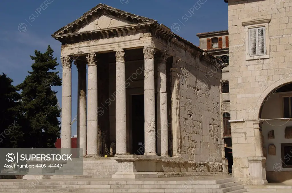ROMAN ART. CROATIA. Temple of Augustus, dedicated to the goddess Roma and the emperor Augustus. It was built between the year 2 B.C. and 14 A.D. After being completely destroyed during World War II, was rebuilt between 1945 and 1947. PULA. Istrian Peninsula.