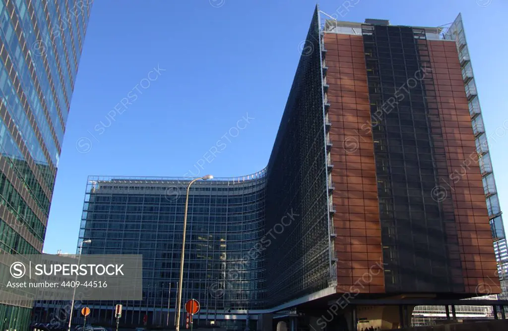 SEDE PRINCIPAL DE LA COMISION EUROPEA. Ubicada en el Edificio Berlaymont, construído en la década de 1960 por el arquitecto Lucien de Vestel. S. XX. Bruselas. Bélgica.