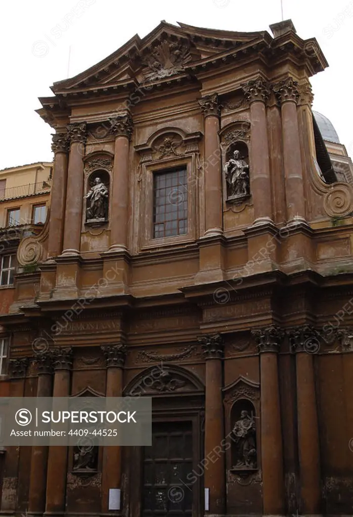 Italy. Rome. Church of the Most Holy Trinity of Pilgrims. 17th century. Facade by Francesco de Sanctis (1679-1731) and the statues by Bernadino Ludovisi (1693-1749). Detail. Exterior.