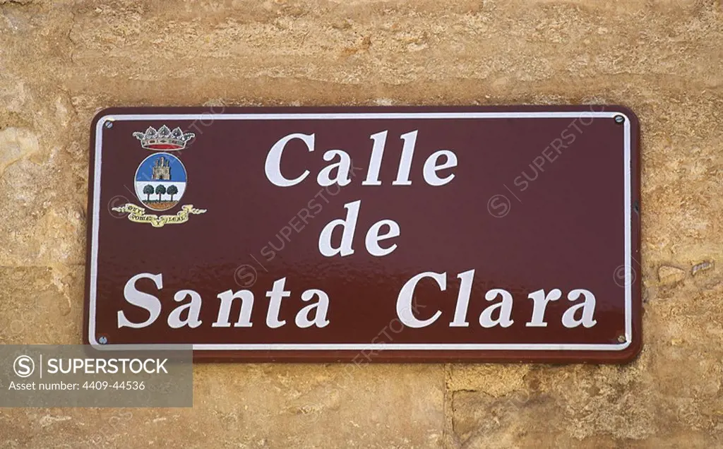 Nomenclator urbano de la CALLE DE SANTA CLARA en la fachada del Convento de las Clarisas. VILLAROBLEDO. Provincia de Albacete. Castilla-La Mancha. España.