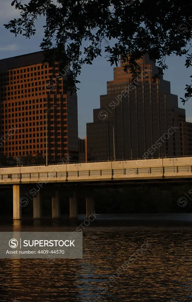 ESTADOS UNIDOS. AUSTIN. Vista de algunos edificios del centro de la ciudad y del RIO COLORADO, al atardecer. Estado de Texas.