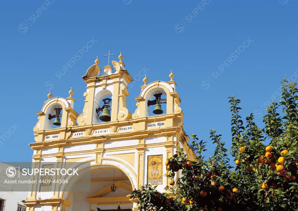 ANDALUCIA. ZAHARA DE LA SIERRA. Vista parcial de la ERMITA DE SAN JUAN, coronada por tres pequeñas espadañas. Provincia de Cádiz. España.