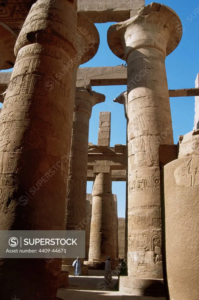 ARTE EGIPCIO. EGIPTO. TEMPLO DE AMON. Columnas de la sala hipóstila con capiteles papiriformes abiertos. Karnak.