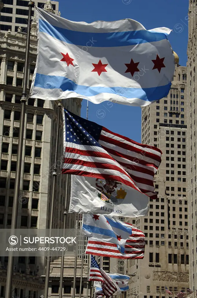 BANDERAS DE CHICAGO, ESTADOS UNIDOS e ILLINOIS ondeando. Chicago. Estado de Illinois. Estados Unidos.