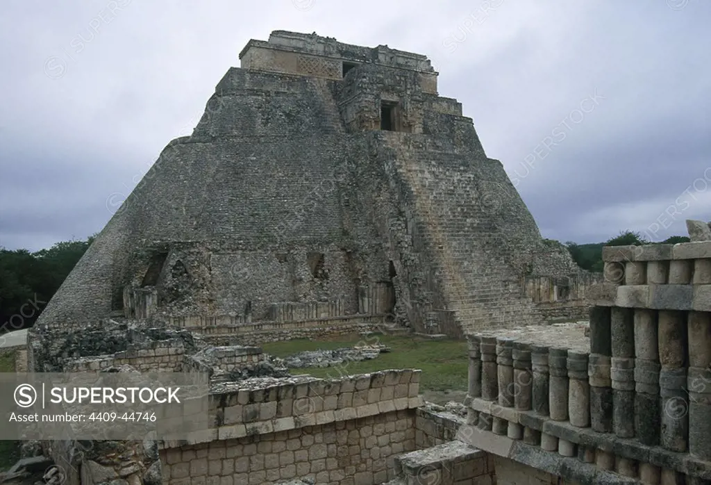 ARTE PRECOLOMBINO. MAYA. MEXICO. PIRAMIDE DEL ADIVINO. Estilo PUUC. Periodo clásico (625-800). Conocida también como PIRAMIDE DEL ENANO o del HECHICERO. Vista general. UXMAL. Península del Yucatán.