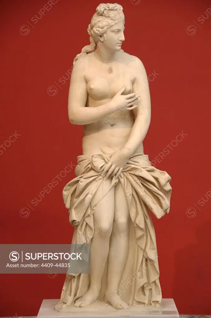 Greeg Art. Greece. Statue of Aphrodite carved in Parian marble. Found in Baiai (Italy). He belonged to the collection of Lord Hope and was donated to the National Museum of M. Embeirikos in 1924. The neck, head and right arm were restored by the Italian sculptor Antonio Canova (1757-1822). Version made in the 2nd century A.D. from the Aphrodite of Syracuse whose original goes back to 5th century BC. National Archaeological Museum. Athens. Greece.