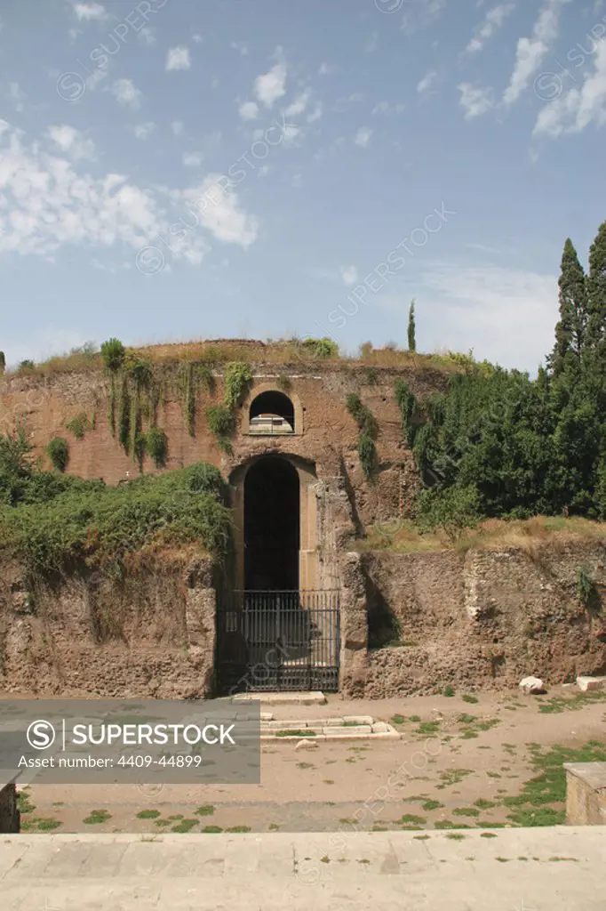Roman Art. The Mausoleum of Augustus. Tomb built by Roman Emperor Augustus in 28 BC on The Campus Martius. Rome. Itay. Europe.