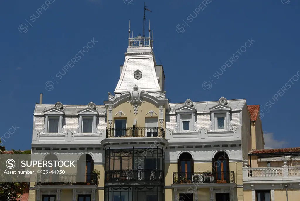 MADRID. Plaza de Oriente. Fachadas de edificios de viviendas construídos en la segunda mitad del S. XIX. España.