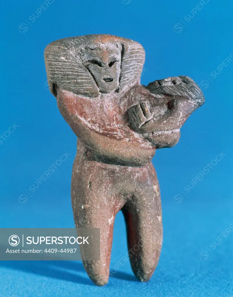ARTE PRECOLOMBINO. Fase CULTURA VALDIVIA (3500 a. C. -1900 a. C.). Figura de cerámica probablemente moldeada a mano. Representa una mujer desnuda con un niño en brazos. Procede de las costas de la Provincia de Guayas. Ecuador.