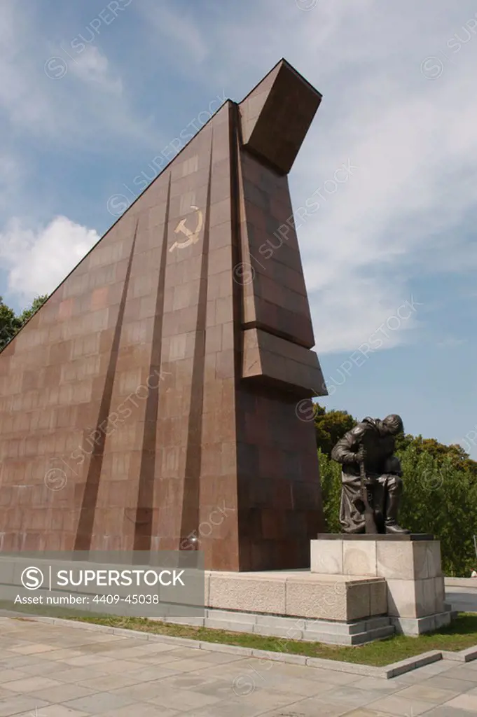 Germany. Berlin. The Soviet Cenotaph in Treptower Park (1949) erected in memory of the Soviet soldiers killed in action in the Battle of Berlin (April-May 1945) during World War II. Central portal. Work of Russian architect Yakov Belopolsky.