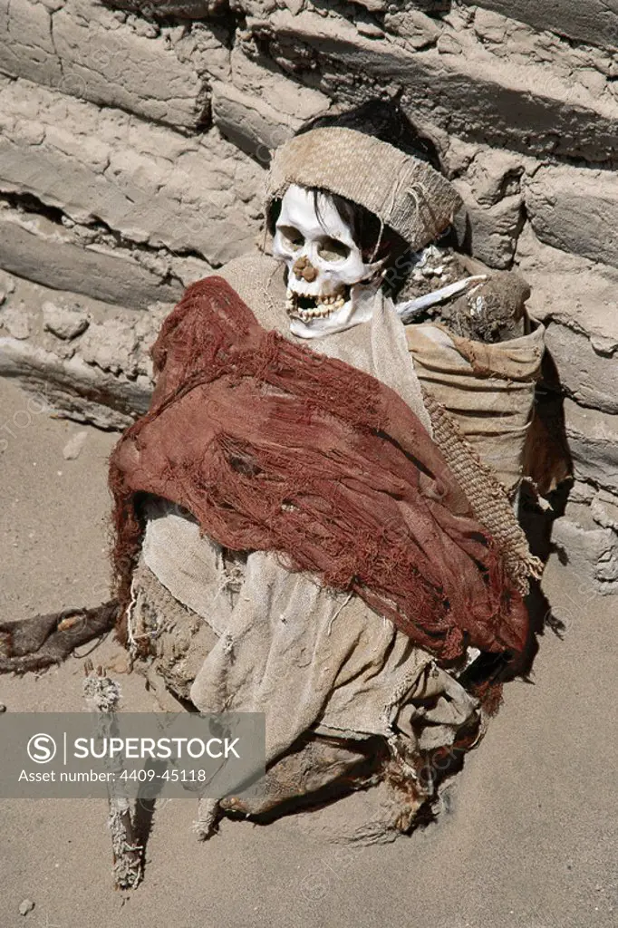 ARTE PRECOLOMBINO. PREINCAICO. CULTURA NAZCA (200-900 d. C.). CEMENTERIO DE CHAUCHILLA. Necrópolis en la que se exhibe permanentemente una colección de restos humanos, compuesta en su mayoría por esqueletos blanquísimos, desecados por la acción del sol. PERU.