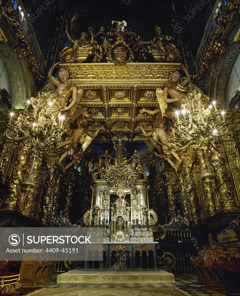 Spain. Cathedral of Santiago. Main Chapel. Altar with the image of the Apostle St. James (12th century), sculpted in stone. The baldachin that covers the altar is a work of Domingo de Andrade (1639-1712), from the 17th century, with Solomonic columns and supported by angels. Santiago de Compostela. Province of A Coruña. Galicia. Author: Domingo de Andrade (1639-1712). Spanish architect.