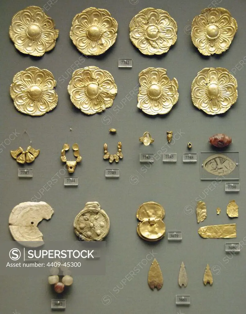Mycenaean art. Set of gold pieces among which eight rosettes with petals. Koukaki, Athens. 14th Century BCE National Archaeological Museum. Athens.