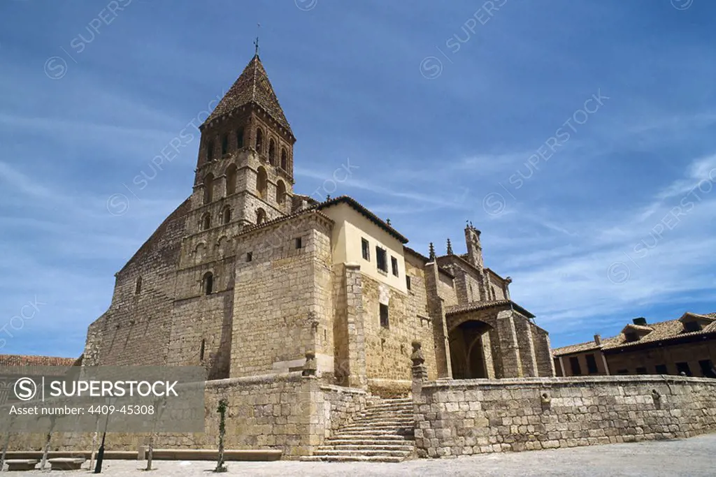 CASTILLA-LEON. PAREDES DE NAVA. Vista del exterior de la IGLESIA DE SANTA EULALIA, construída entre los siglos XI y XVI. Provincia de Palencia. España.