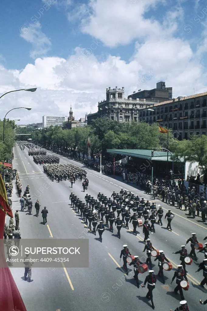 DESFILE MILITAR. DESFILE DE LA VICTORIA presidido por Francisco Franco. Madrid. España.
