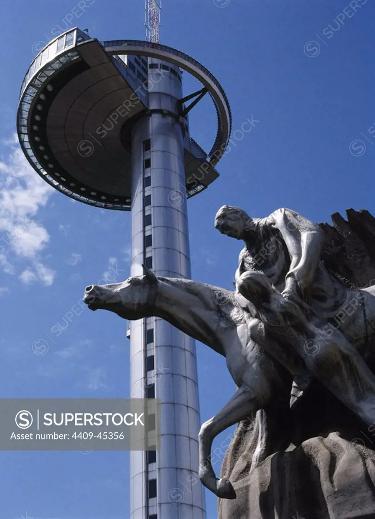 FARO DE LA MONCLOA. Torre de iluminación y comunicaciones, construida para conmemorar el nombramiento de la ciudad como Capital Europea de la Cultura en el año 1992. Mide 92 m. de altura y está situado en la Ciudad Universitaria. En primer término, una ESCULTURA. MADRID. España.