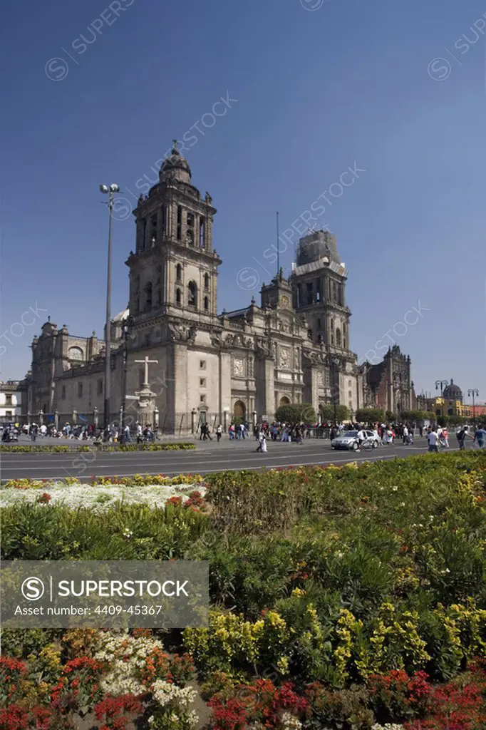 MEXICO. MEXICO D. F. Vista de la CATEDRAL, situada en la PLAZA DEL ZOCALO. Su construcción se inició en el año 1563 según proyecto de Claudio DE ARCINIEGA en estilo renacentista español y fue concluída en 1813 por Manuel TOLSA en estilo neoclásico francés.