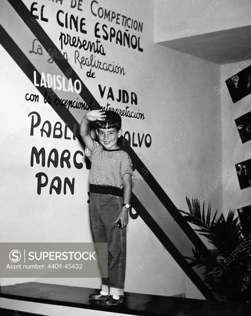 Pablito Calvo en el 'stand' español, durante la presentación de la película "Marcelino pan y vino" en el Festival Internacional de Cine de Venecia del año 1955. Italia.