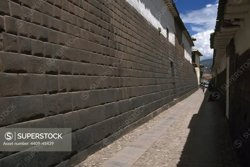 PERU. CUZCO. Vista del CALLEJON DE LORETO, los antiguos muros quechuas aparecen a ambos lados de la calle dotando a la ciudad de una gran monumentalidad.