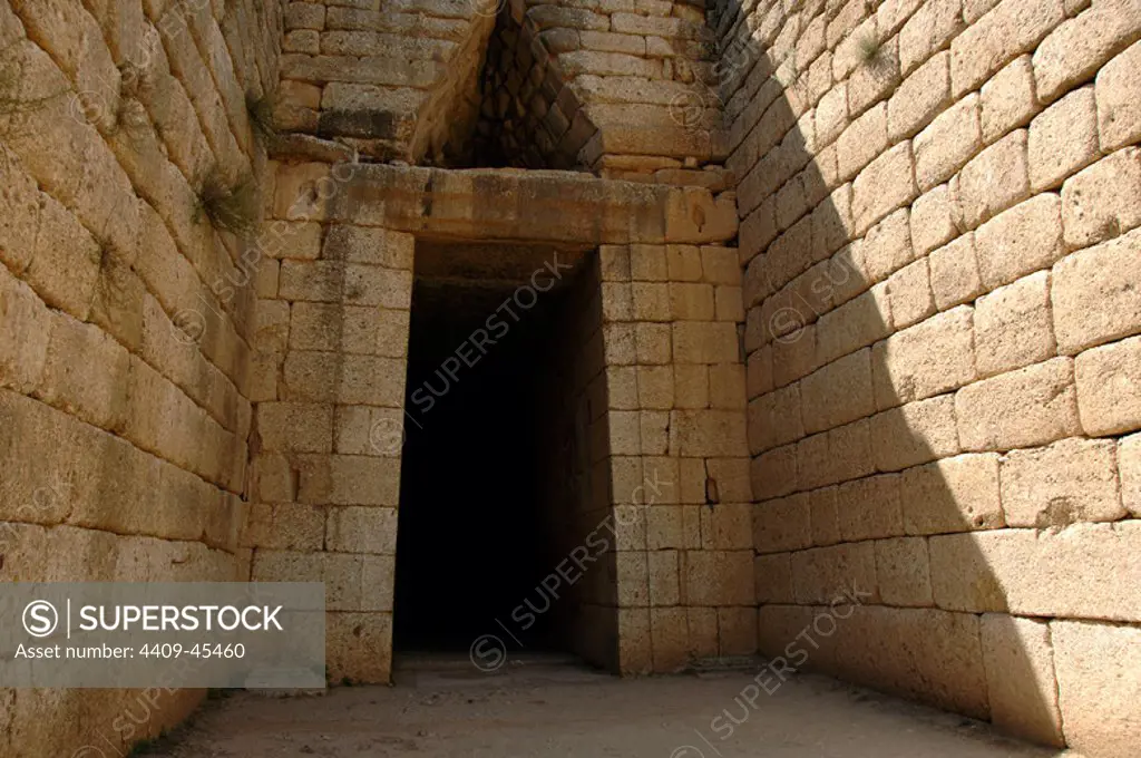 Mycenaen Art. Greece. Atreus Treasure or Agamemnon Treasure. Architectural mycenae masterpiece (end XIV c. BC). View of the door surmounted by two architraves and a discharge triangle. Mycenae. Argo´lide province. Peloponnese region.