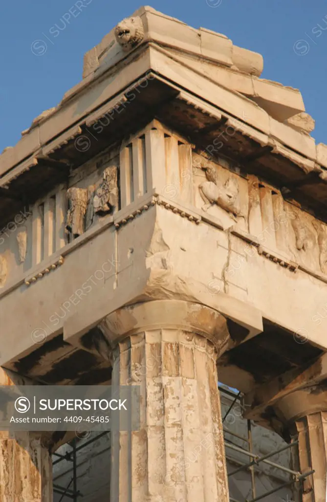 Greek Art. Parthenon. Was built between 447-438 BC. in Doric style under leadership of Pericles. The building was designed by the architects Ictinos and Callicrates. Detail of entablature (frieze with triglyps and metopes, architrave, capital with abacus, echinus and necking. Acropolis. Athens. Attica. Central Greek. Europe.