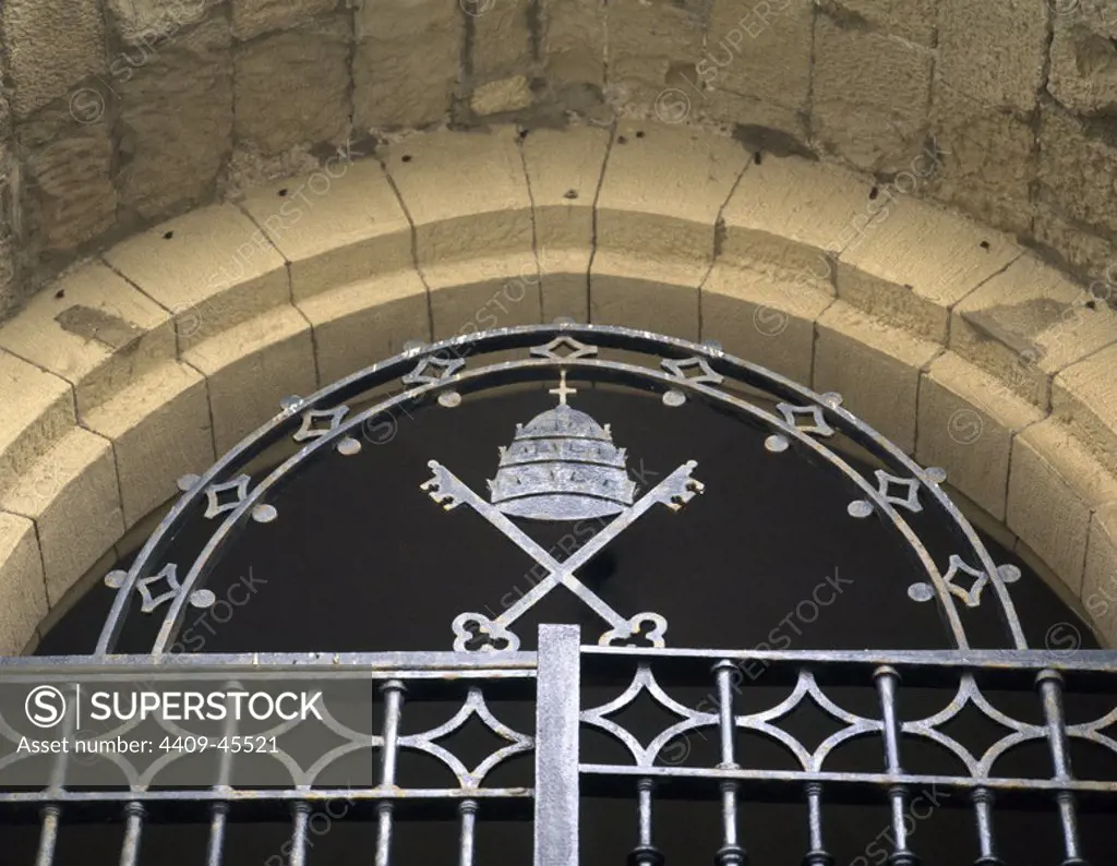 Detalle de la reja de la puerta de entrada de la IGLESIA DE SAN PEDRO, construida probablemente entre los s. XVI y XVII en el denominado estilo gótico vasco, que es un gótico final con influencia renacentista. ZUMAYA (ZUMAIA). Provincia de Guipúzcoa. País Vasco.