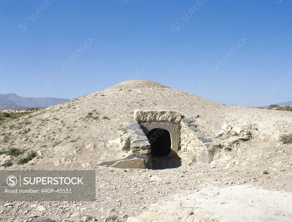 ARTE PREHISTORICO-EDAD METALES. ESPAÑA. CULTURA DE LOS MILLARES (I Edad del Bronce). Se desarrolló en Almería, englobado dentro del fenómeno megalítico que floreció en el milenio-III. Posee una NECROPOLIS de más de cien tumbas. TUMULO compuesto por cámara redonda cubierta por falsa cúpula y galería de acceso. SANTA FE DE MONDUJAR. Provincia de Almería. Andalucía.