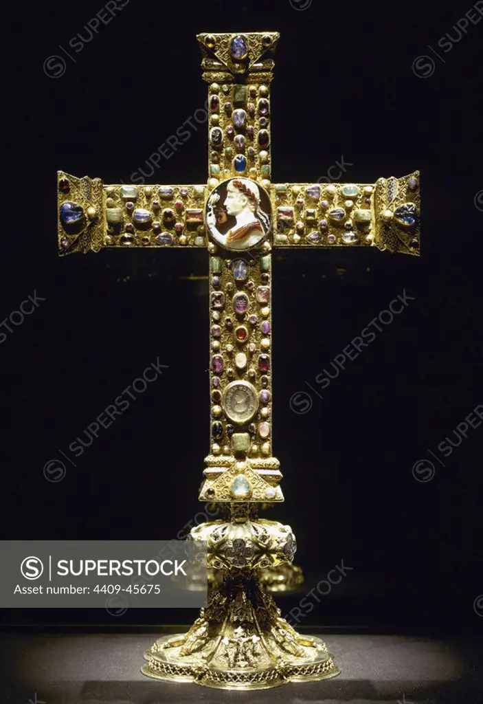 Cross of the Emperor Lothair II (835-869). 11th century. Gold and precious gems. Aachen Cathedral Treasury. Germany.