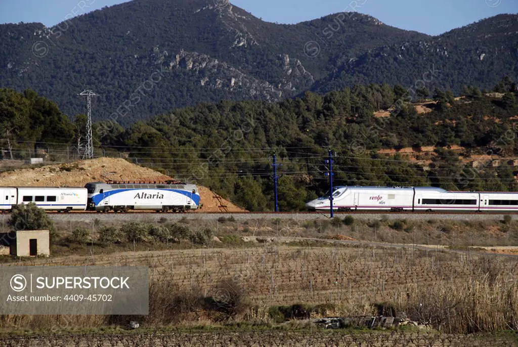 TRENES ALTARIA Y AVE (Tren de Alta Velocidad Española) circulando por los alrededores de Montblanc. Comarca de la Conca de Barberà. Provincia de Tarragona. Cataluña.