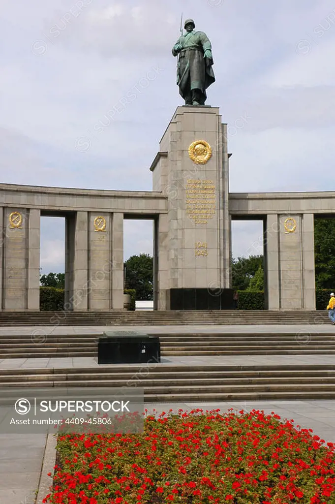 Germany. Berlin. Soviet War Memorial, 1945. Designed by Mikhail Gorvits. Sculpture of soviet soldier erected by Vladimir Tsigal (b.1917) and Lev Kerbel (1917-2003). Tiergarten.