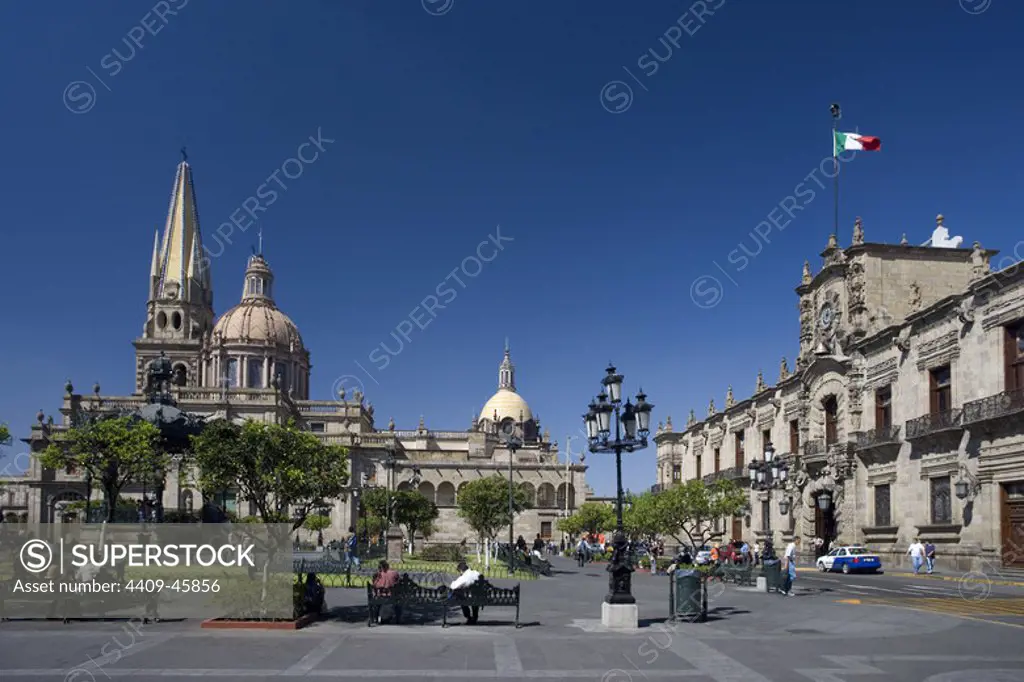 MEXICO. GUADALAJARA. Vista de la PLAZA DE ARMAS con la CATEDRAL, construida entre los años 1571 y 1618. Fue iniciada por el arquitecto Martín CASILLAS. La cúpula absidal es obra de Manuel GOMEZ IBARRA. Estado de Jalisco.