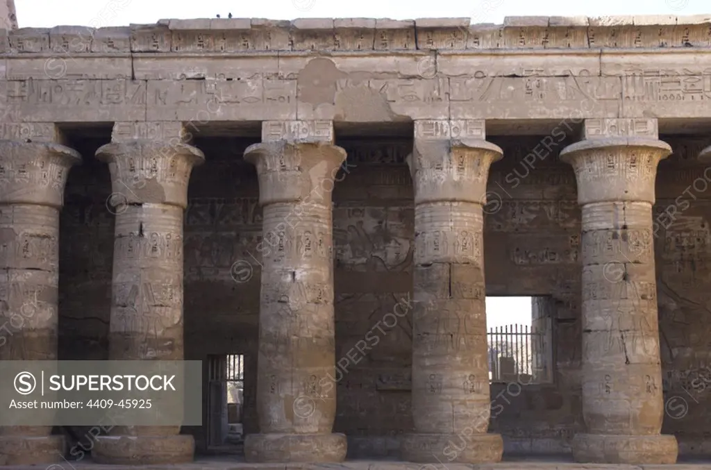 Temple of Ramses III. Colonnade with capitals shaped like a lotus. Courtyard. New Kingdom. (1550-1069 b.C). Twentieth dynasty. Thebes. Medinet-Habou. Egypt.