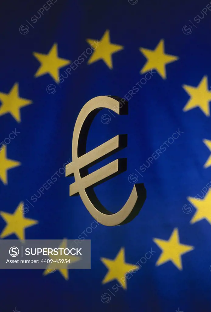 SIMBOLO del EURO sobre una BANDERA EUROPEA.