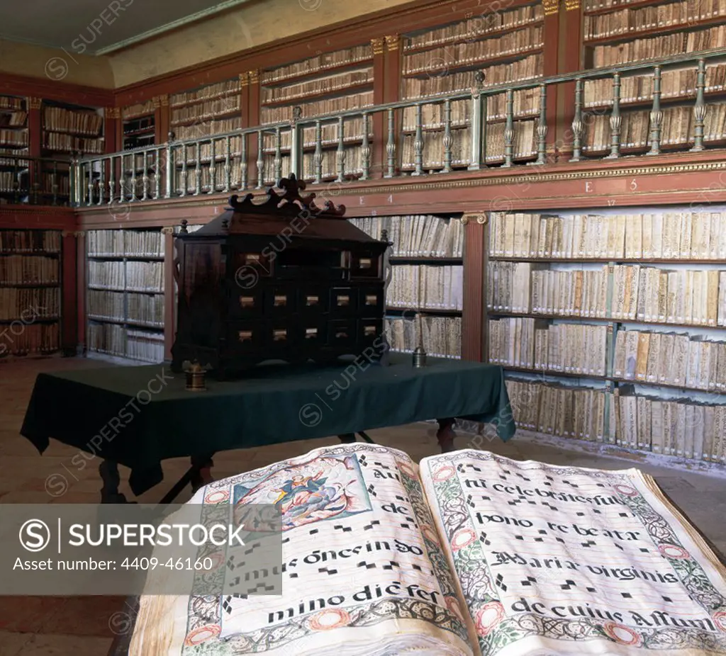 BIBLIOTECA DEL MONASTERIO DE YUSO. En este monasterio apareció el PRIMER ESCRITO EN LENGUA CASTELLANA, el "Códice Emilianense" (año 964). Vista del interior del archivo, que alberga más de cuatrocientos pergaminos y códices. SAN MILLAN DE LA COGOLLA. La Rioja. España.